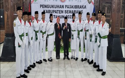 Paskibra Kabupaten dari SMA Kartika III-1 Banyubiru